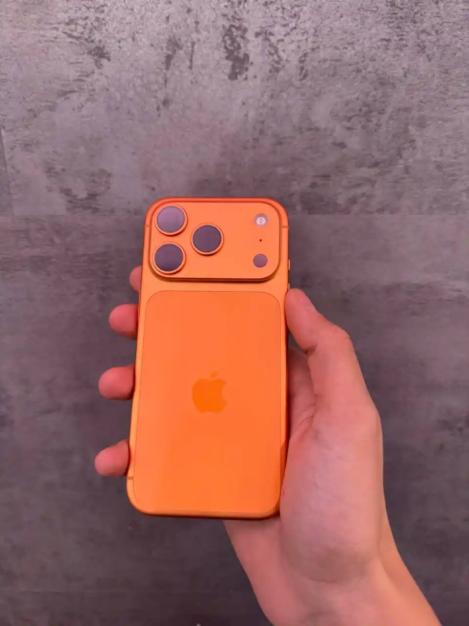 iPhone 17 Pro 256gb оранжевый с разбитым дисплеем