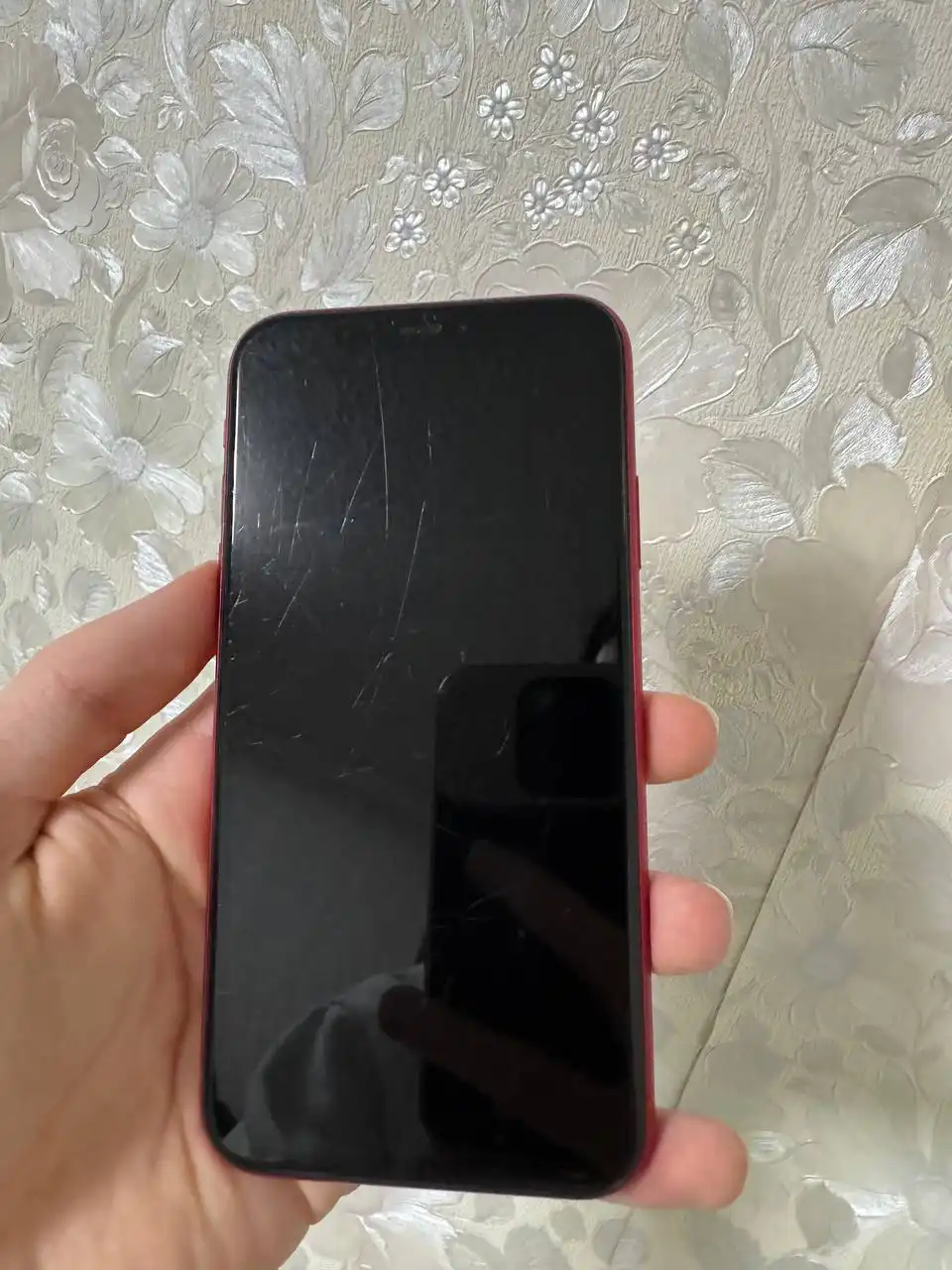 iPhone 11 64GB Red в хорошем состоянии