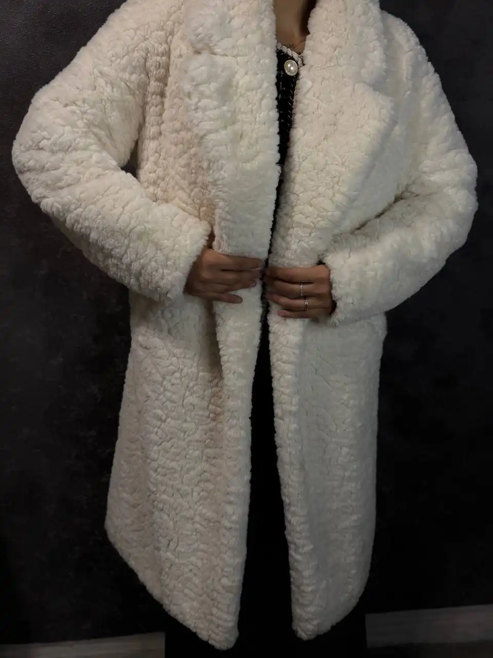 Продажа зимней одежды: шубы, свитер, толстовка, костюм