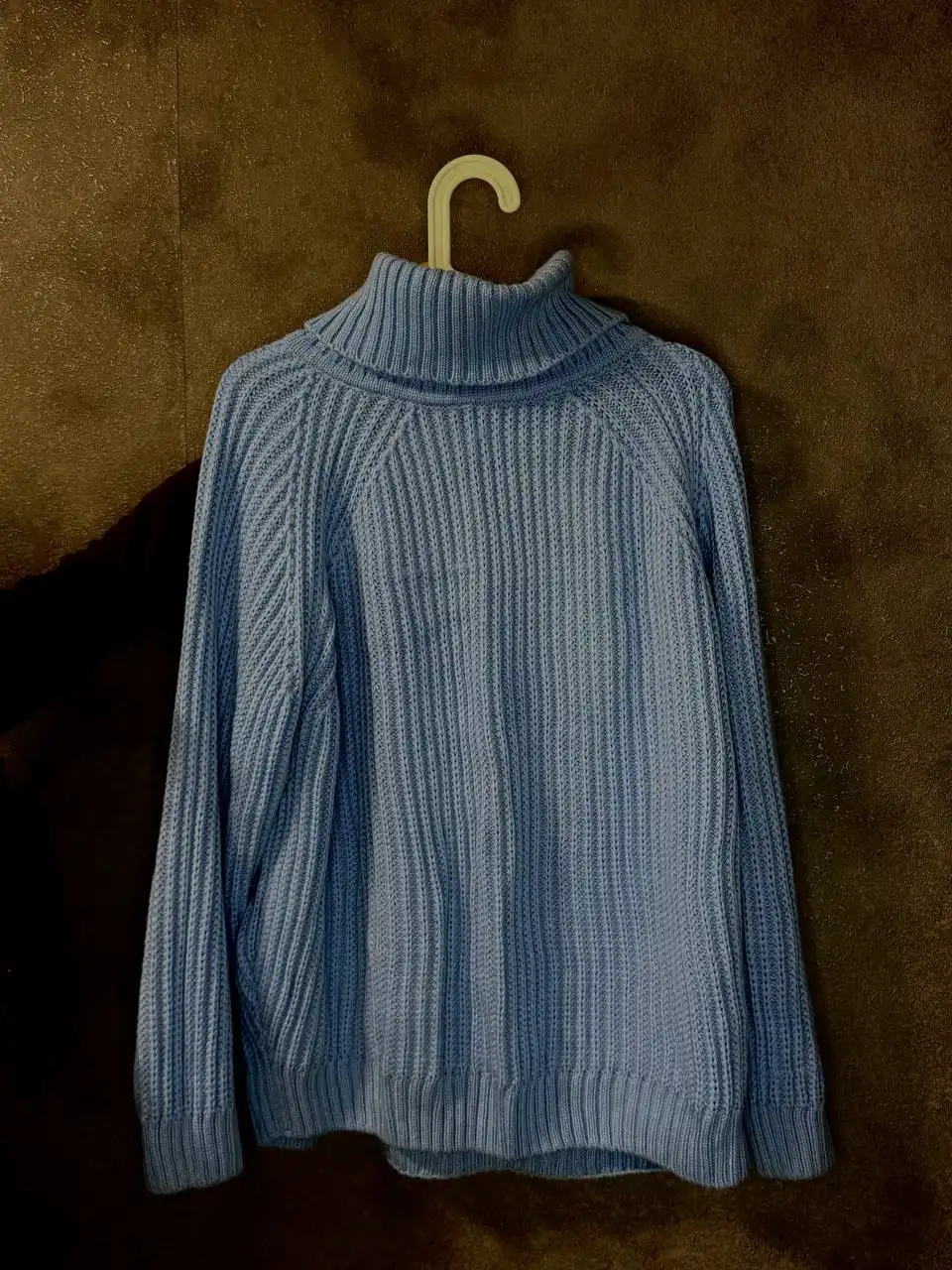 Продажа зимней одежды: шубы, свитер, толстовка, костюм