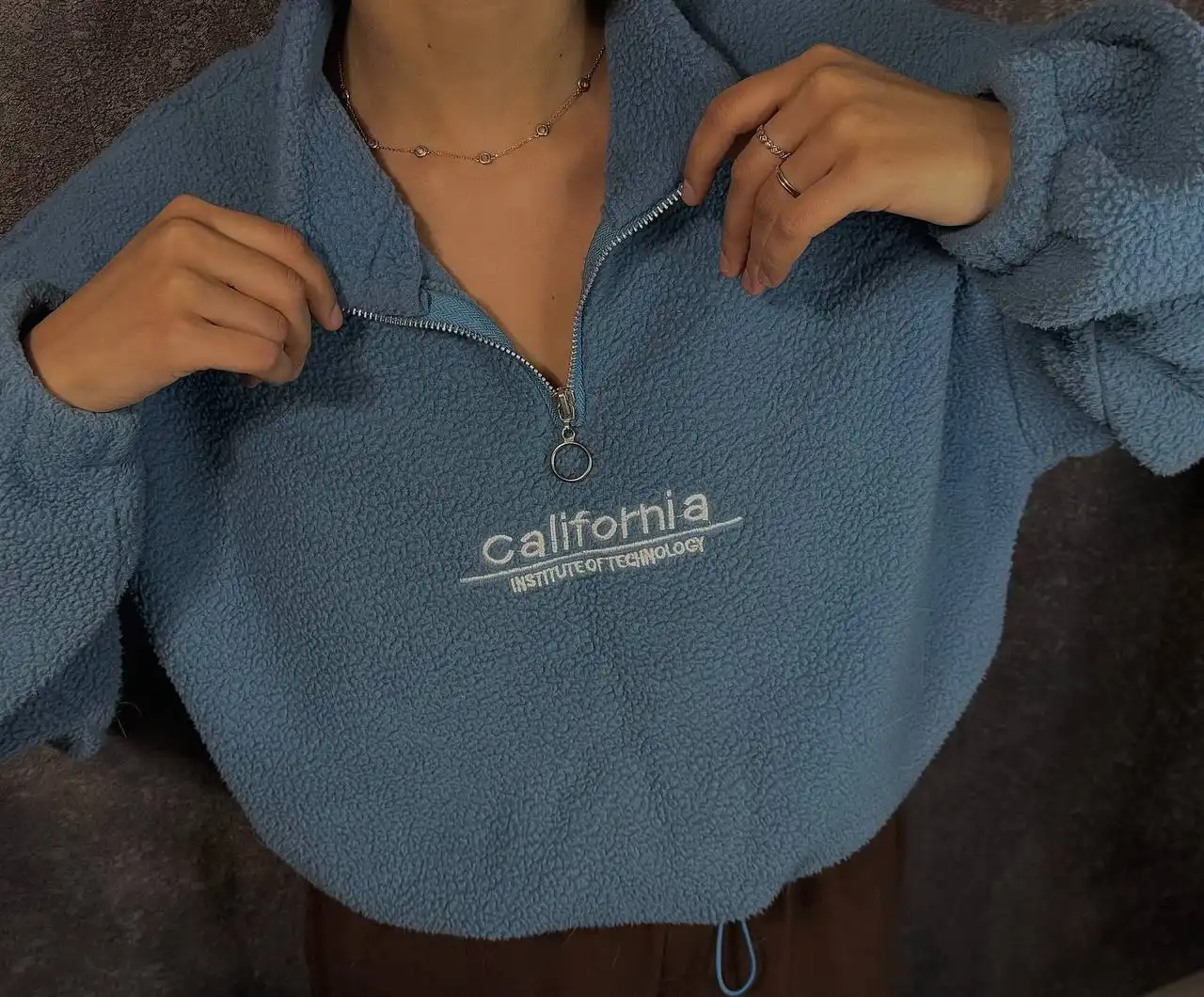 Продажа зимней одежды: шубы, свитер, толстовка, костюм