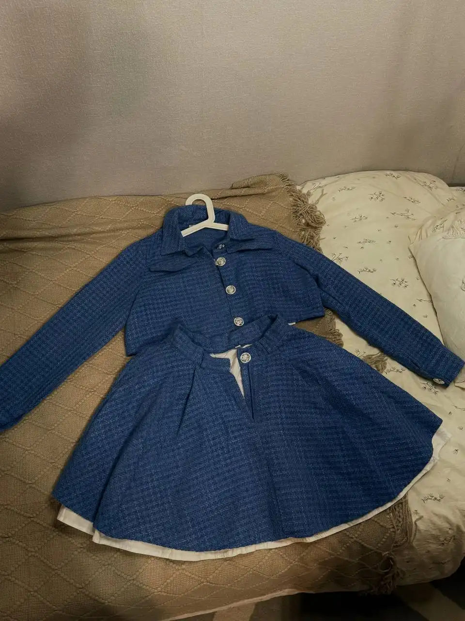 Продажа зимней одежды: шубы, свитер, толстовка, костюм