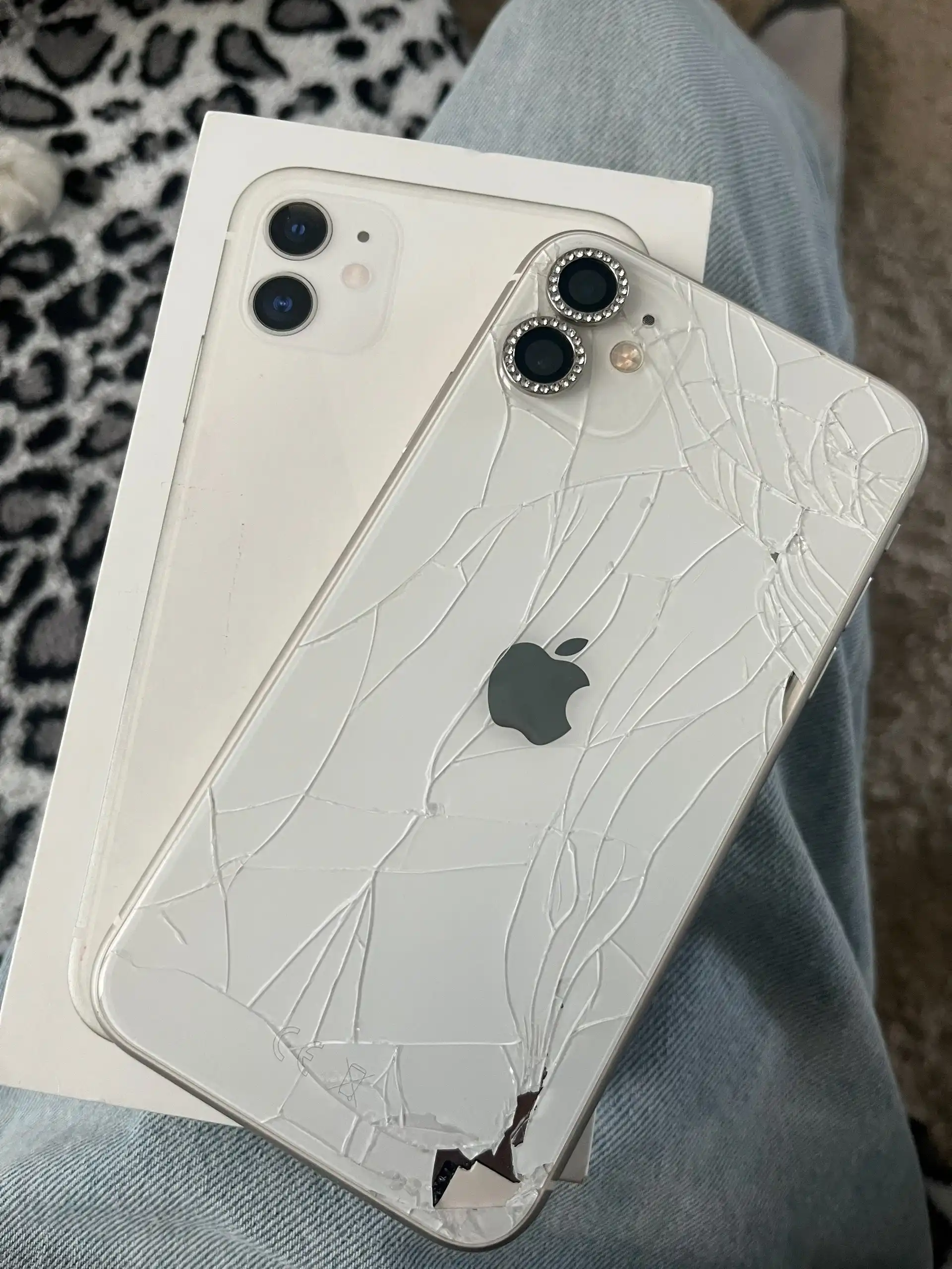 Продам айфон с разбитой задней крышкой