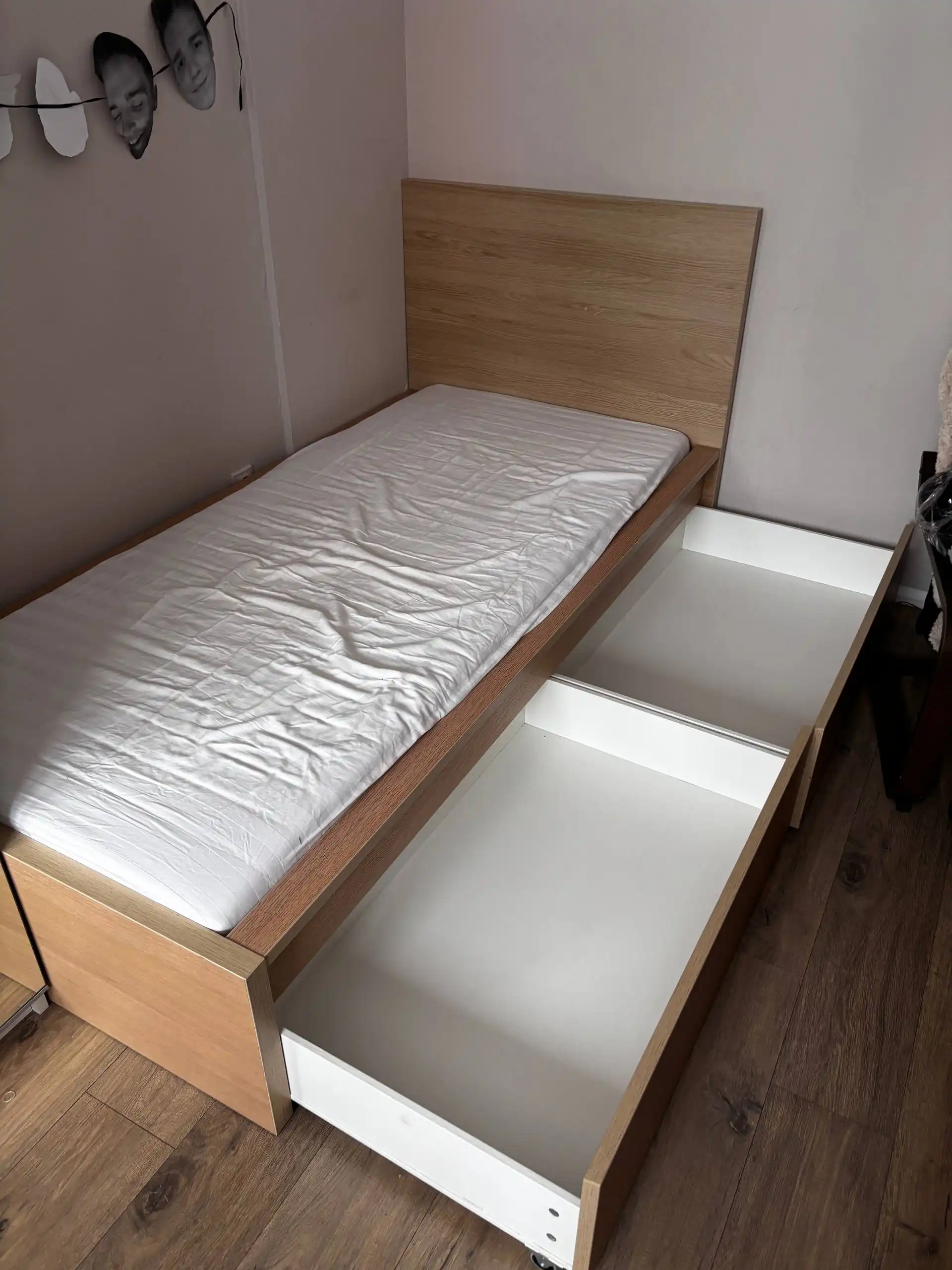 Продаю кровать IKEA односпальная с выдвижными ящиками
