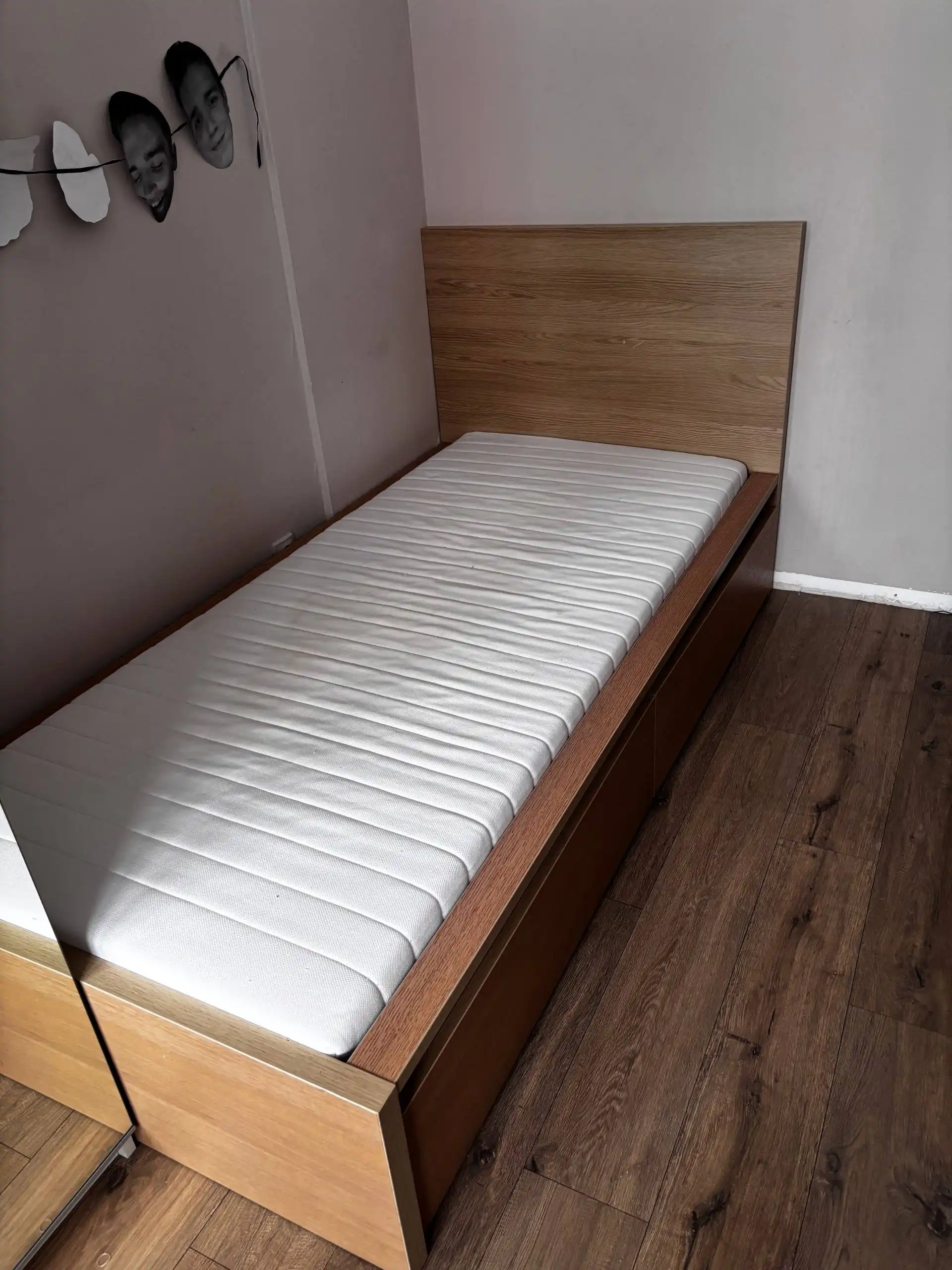 Продаю кровать IKEA односпальная с выдвижными ящиками