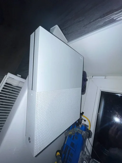 Продам Xbox One S 1 TB в идеальном состоянии - Электроника в Екатеринбург