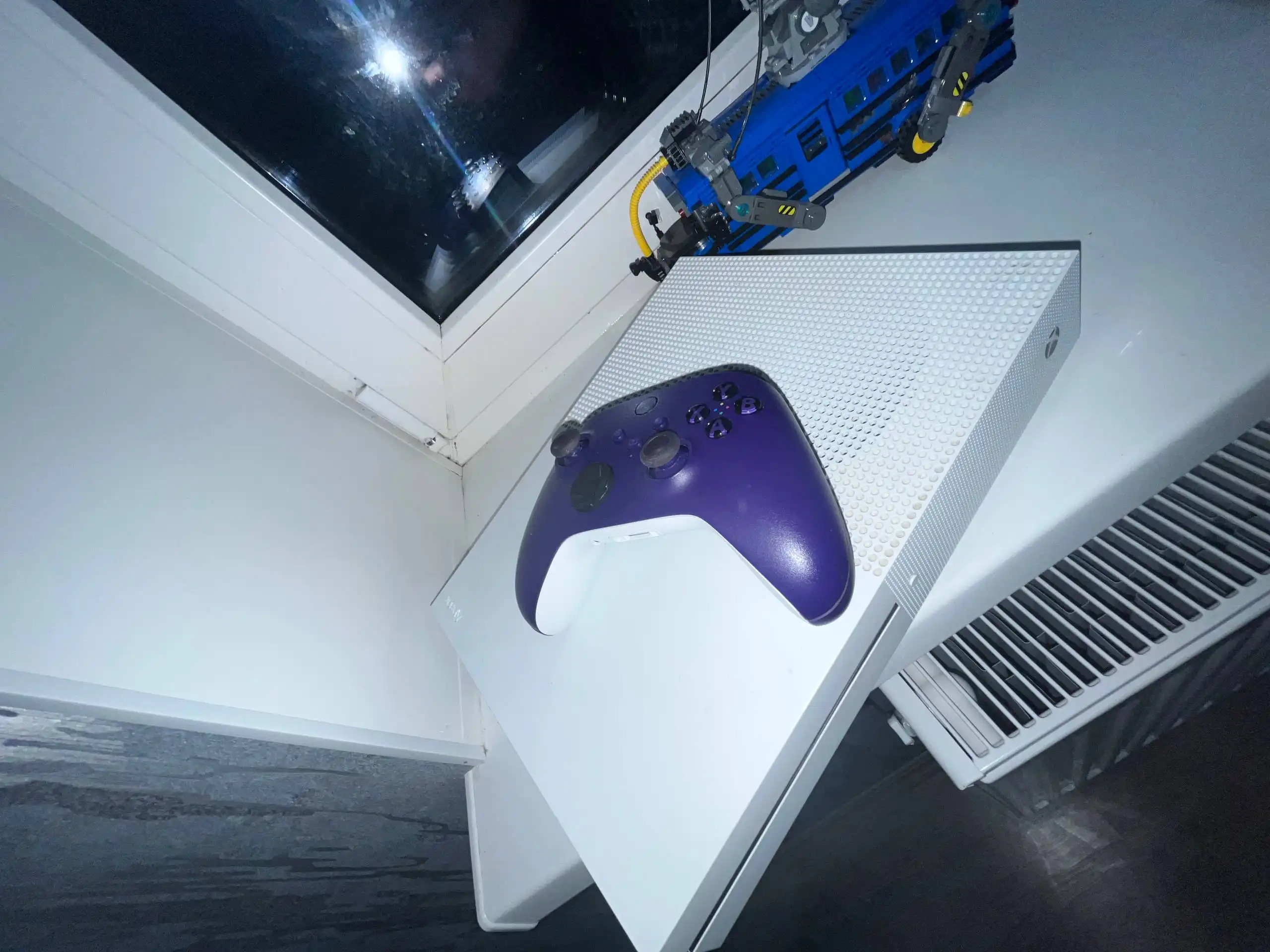 Продам Xbox One S 1 TB в идеальном состоянии