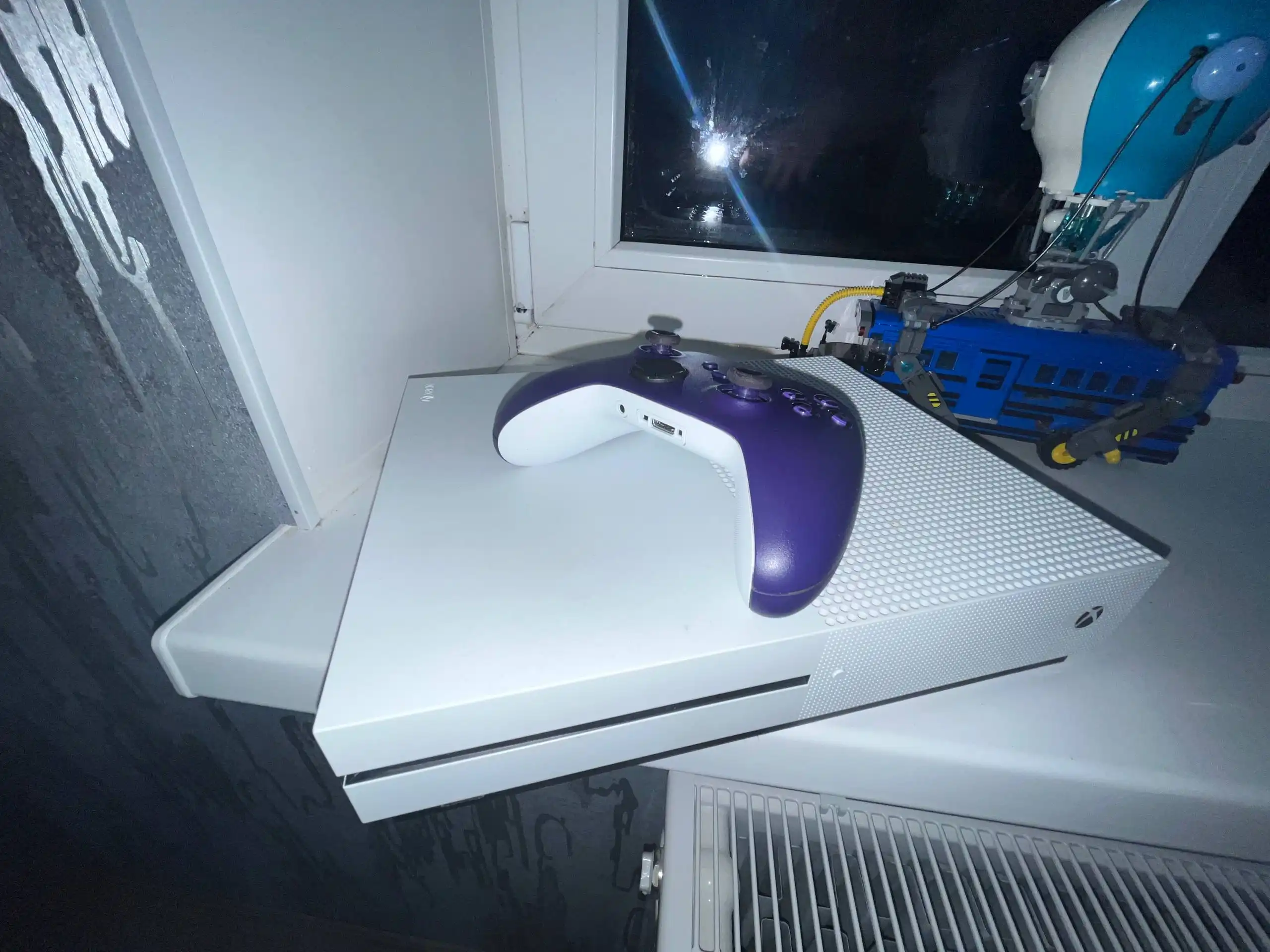 Продам Xbox One S 1 TB в идеальном состоянии