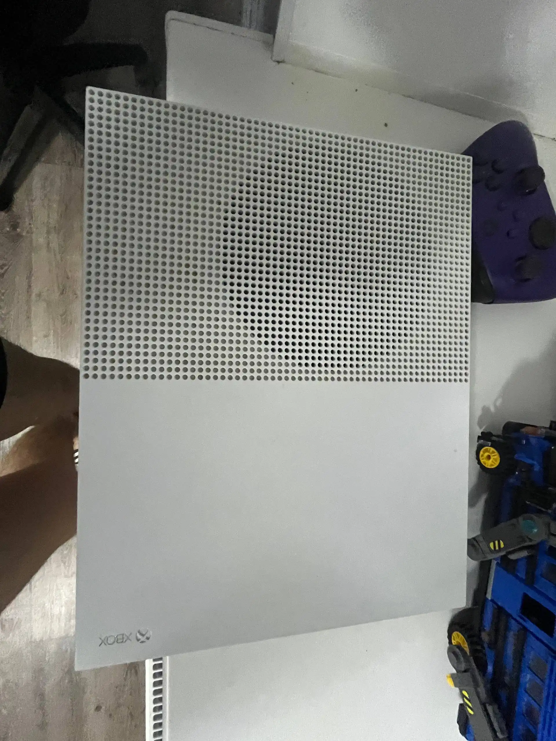 Продам Xbox One S 1 TB в идеальном состоянии