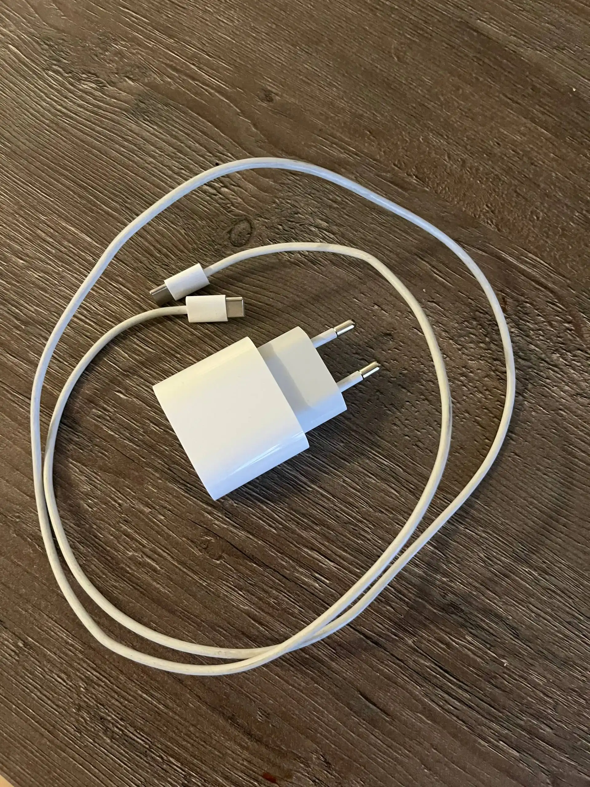 Apple 20W USB-C блок заряда и Lambay Whiskey Malt Irish - Барахолка в Екатеринбург