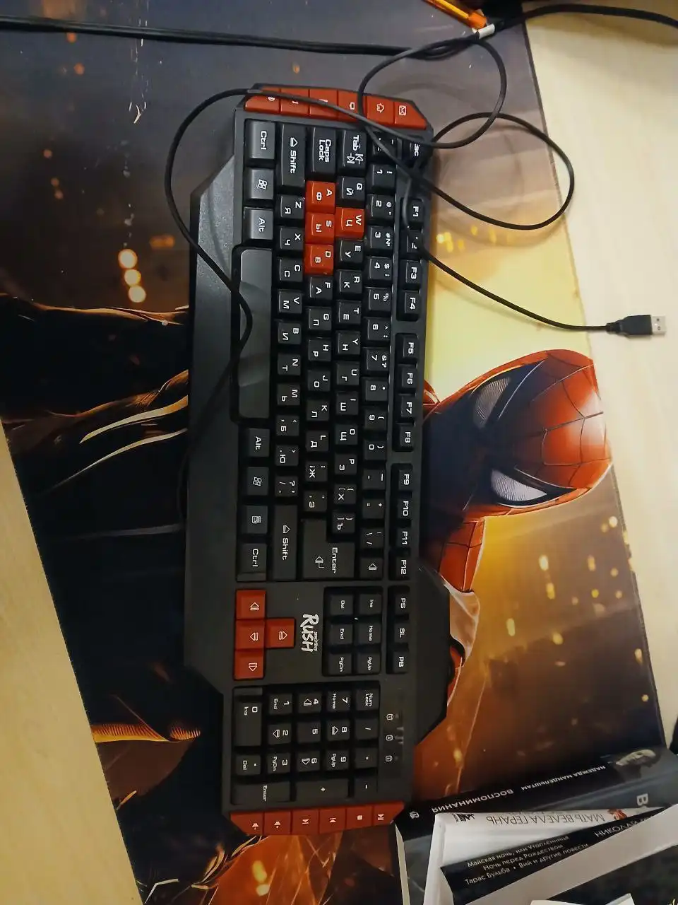 Продажа настольной лампы, шапок и клавиатуры - Барахолка в Екатеринбург