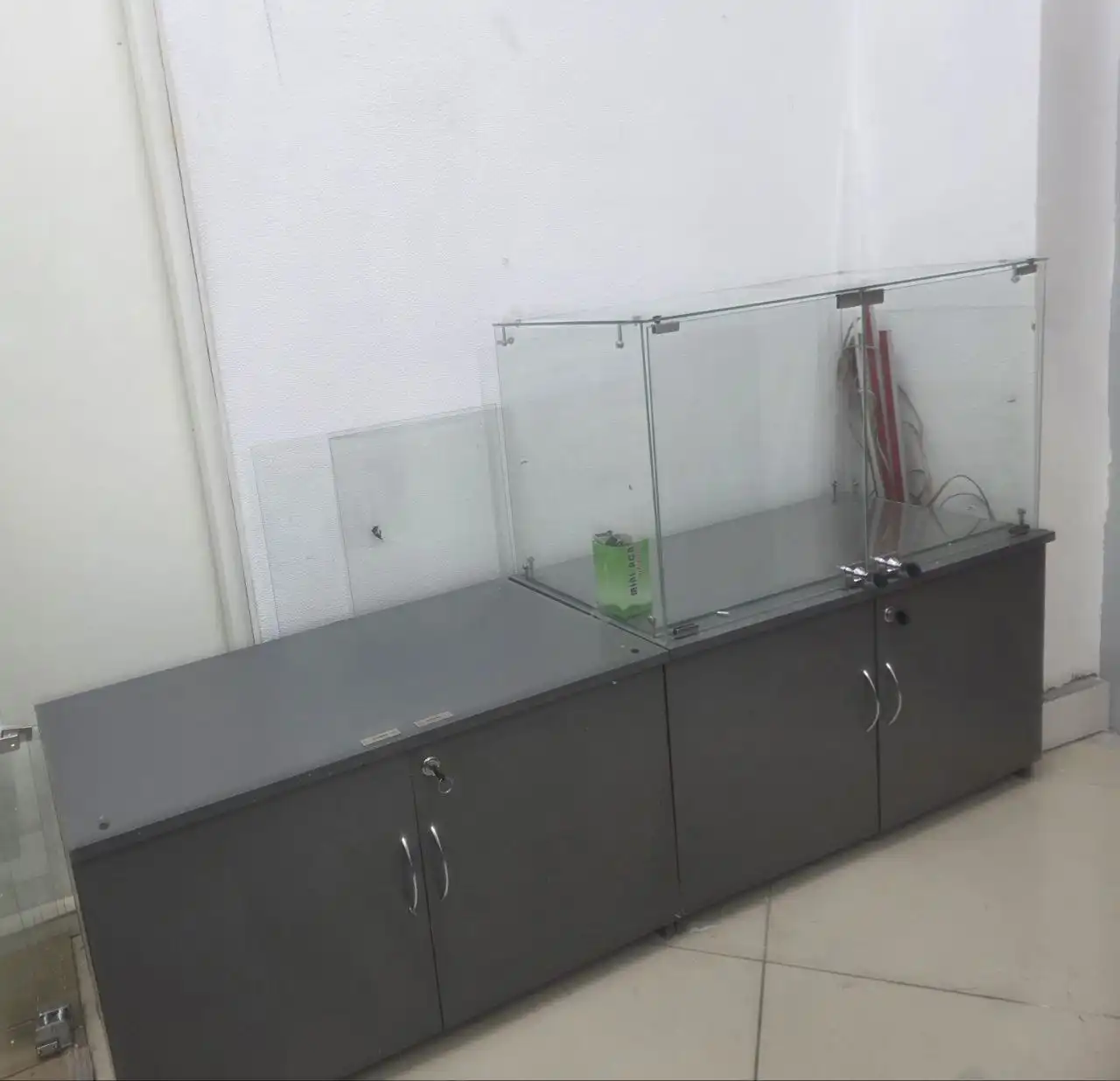 Продажа остатков мебели: шкафы-витрины и стеллаж - Мебель (Для дома и дачи) в Екатеринбург