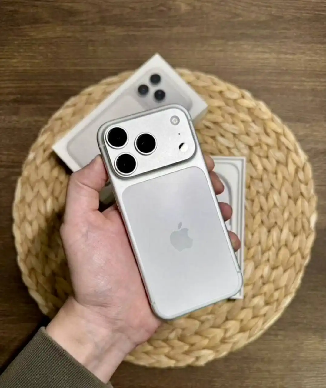 Продам iPhone 17 Pro 256 ГБ серебристый - Смартфоны (Электроника) в Екатеринбург