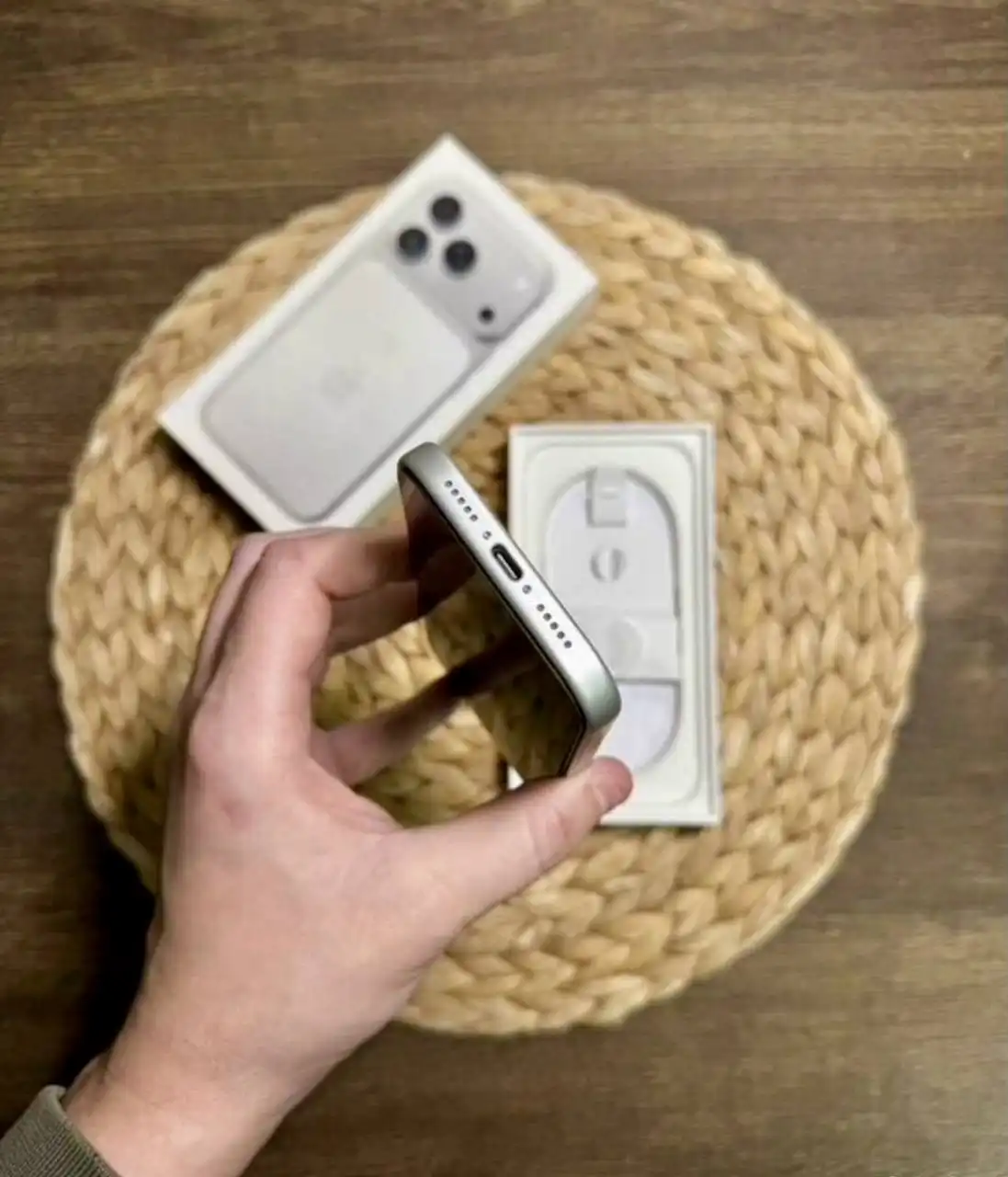 Продам iPhone 17 Pro 256 ГБ серебристый - Смартфоны (Электроника) в Екатеринбург