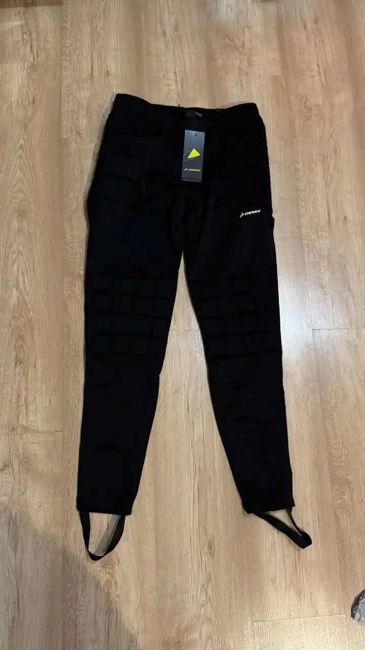 Перчатки и вратарские брюки - Спортивный инвентарь (Хобби и отдых) в Екатеринбург