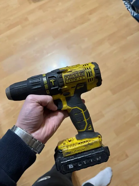 Продам шуроповерт Stanley - Значки в Екатеринбург