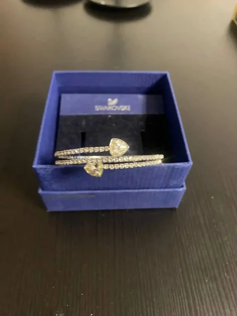 Браслет Swarovski в идеальном состоянии с коробкой - Значки в Екатеринбург