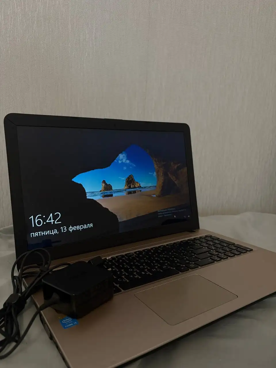 Рабочий ноутбук с зарядкой и сумкой - Ноутбуки (Электроника) в Екатеринбург