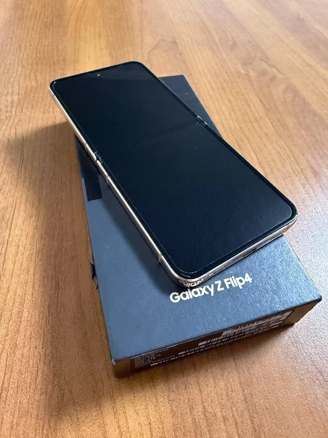 Samsung Galaxy Z Flip4 256 ГБ - VR-шлем в Екатеринбург