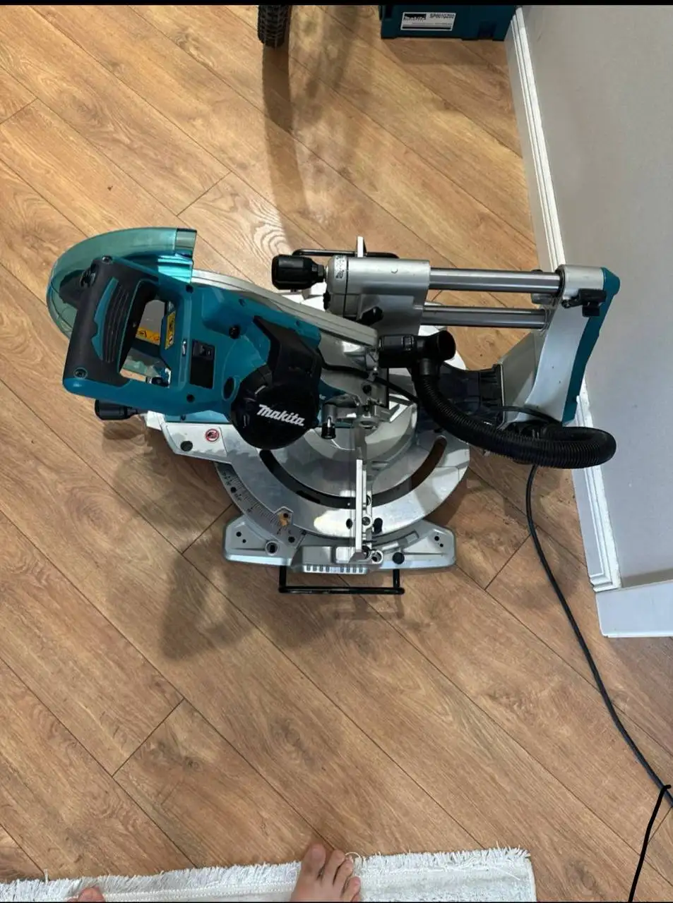 Продам торцовочную пилу Makita LS1019L - Инструменты (Барахолка) в Екатеринбург