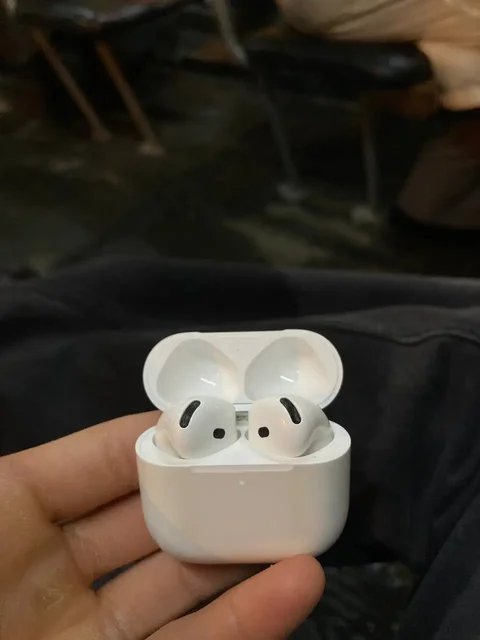 AirPods 4 в отличном состоянии - Игровые аккаунты в Екатеринбург