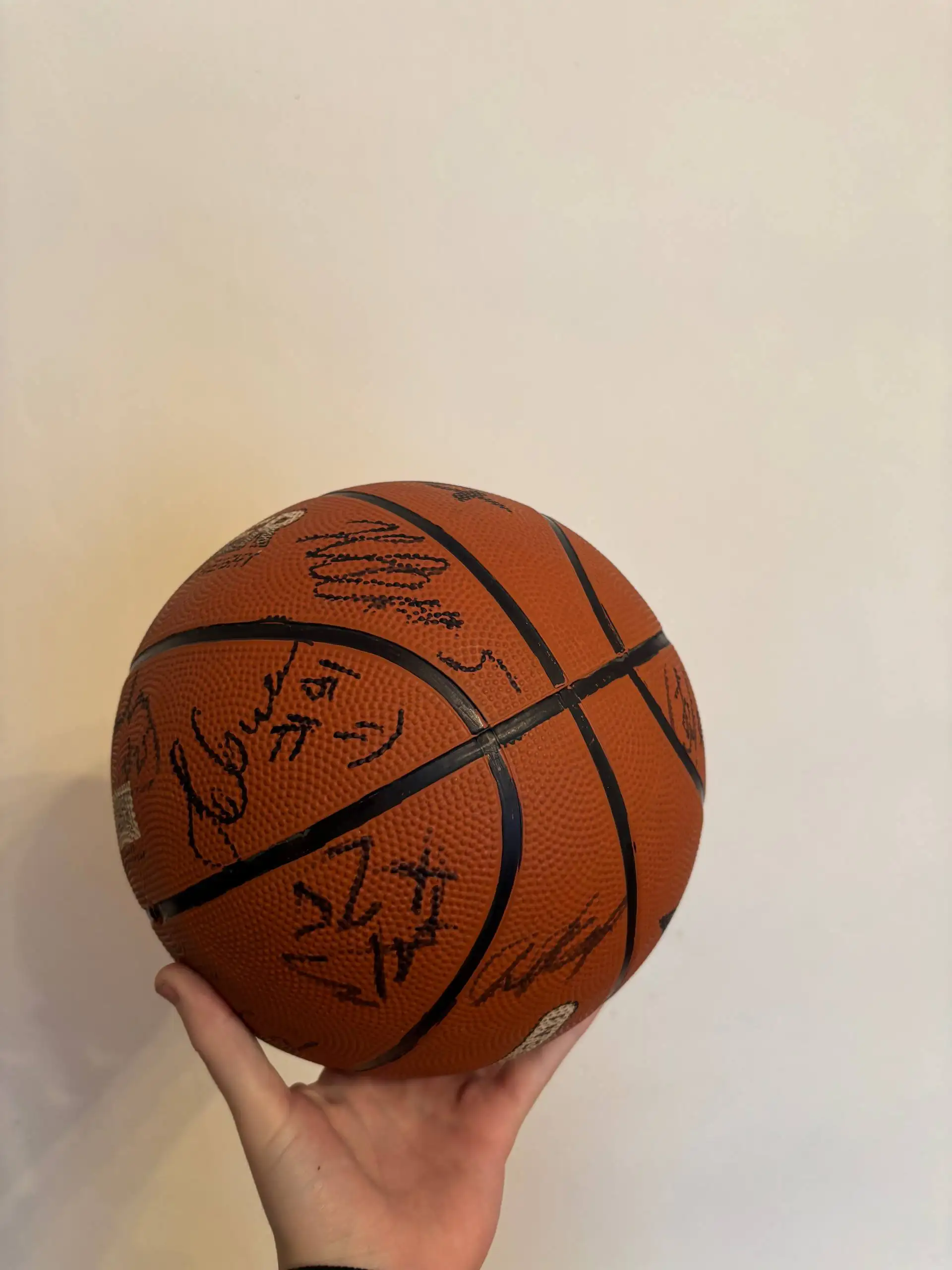 Мяч с автографами от БК УГМК - Барахолка в Екатеринбург