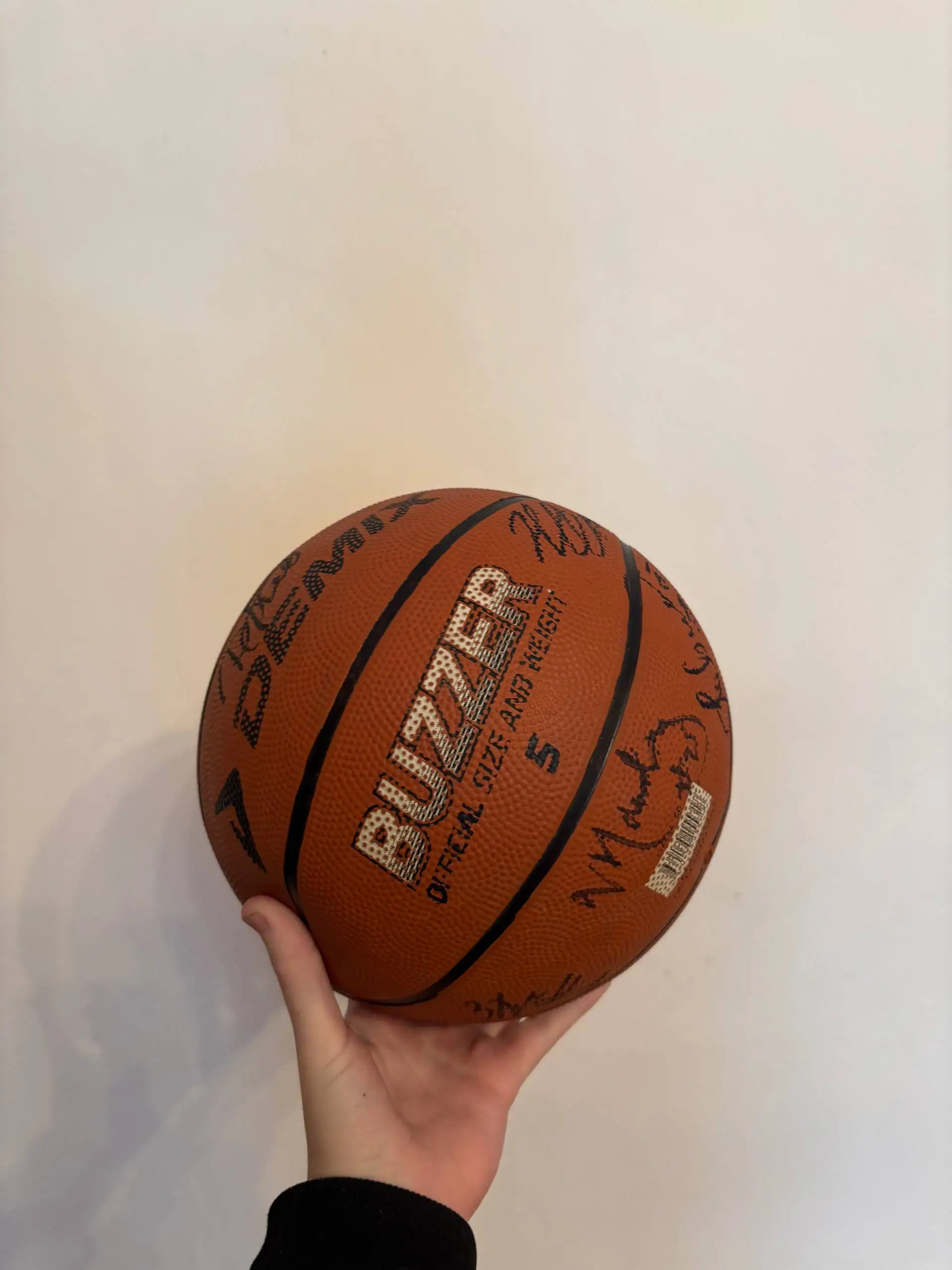 Мяч с автографами от БК УГМК - Барахолка в Екатеринбург