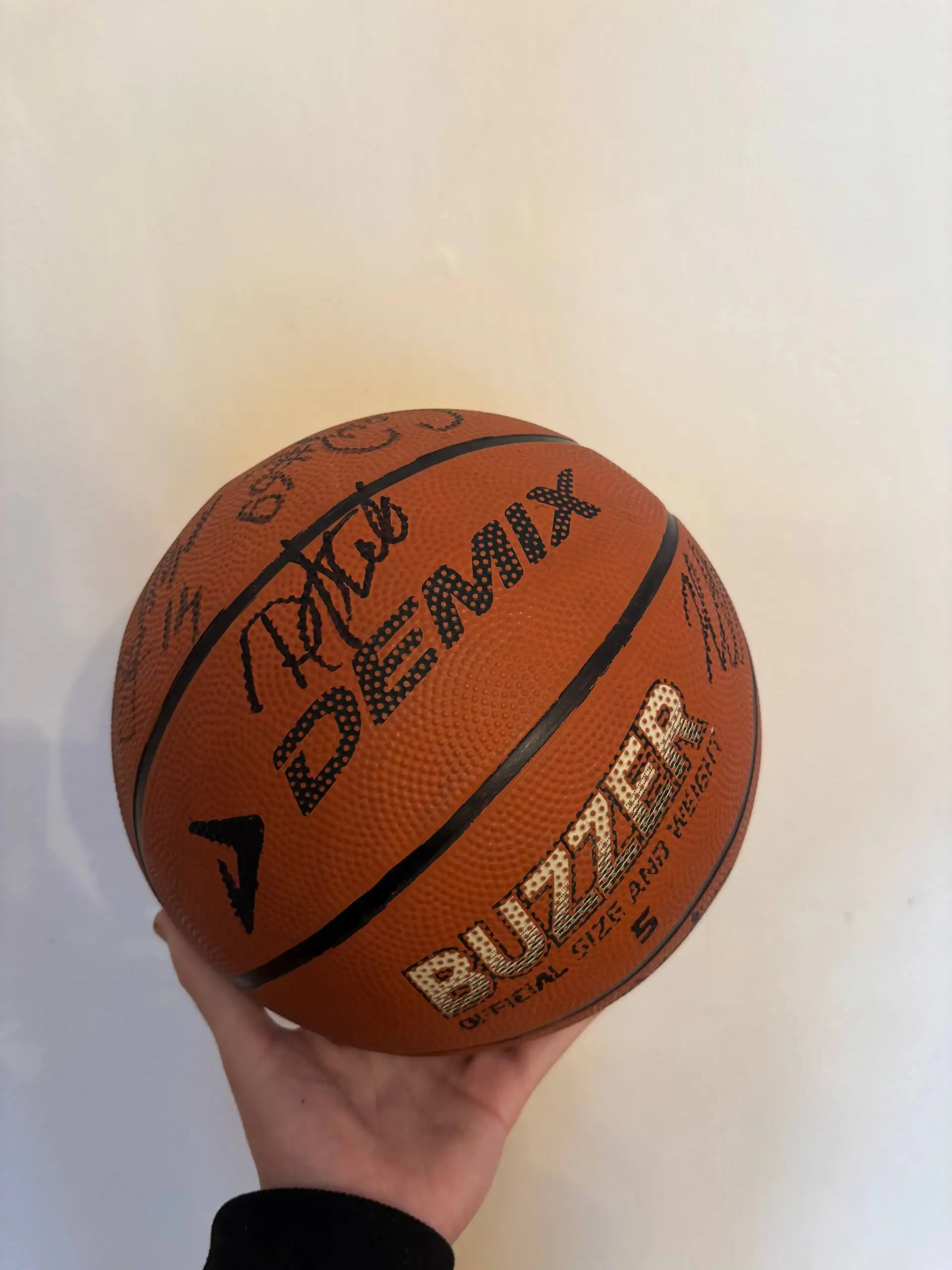 Мяч с автографами от БК УГМК - Барахолка в Екатеринбург