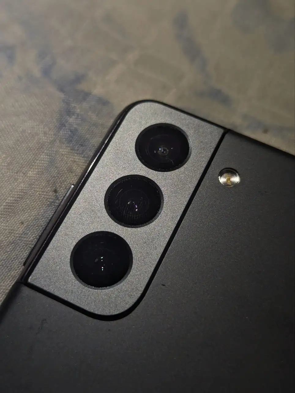 Телефон для корейского рынка с трещинами, обмен на iPhone - Мобильные телефоны (Электроника) в Екатеринбург