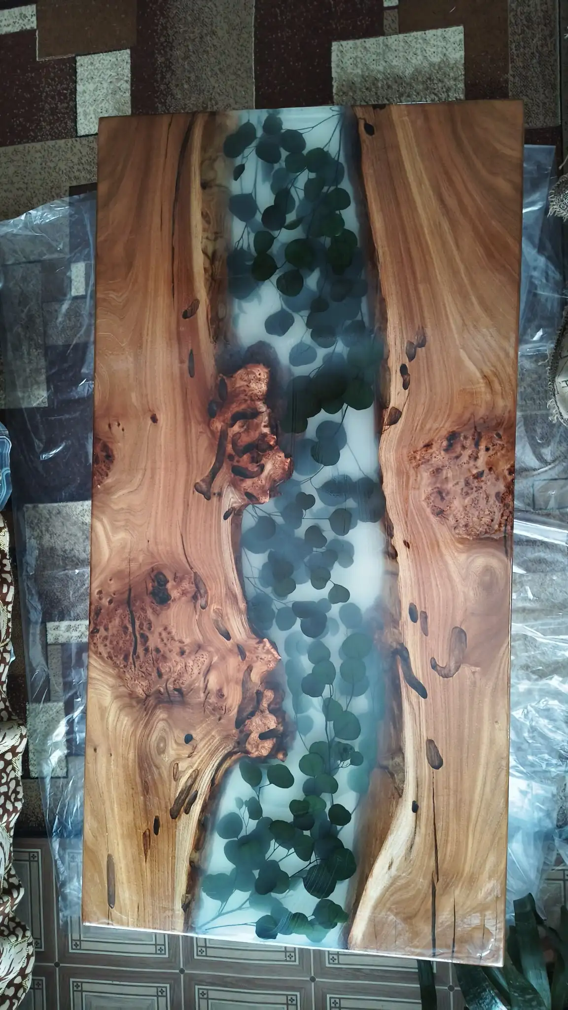 Стол и часы из дерева и эпоксидной смолы на заказ - Мебель (Барахолка) в Екатеринбург