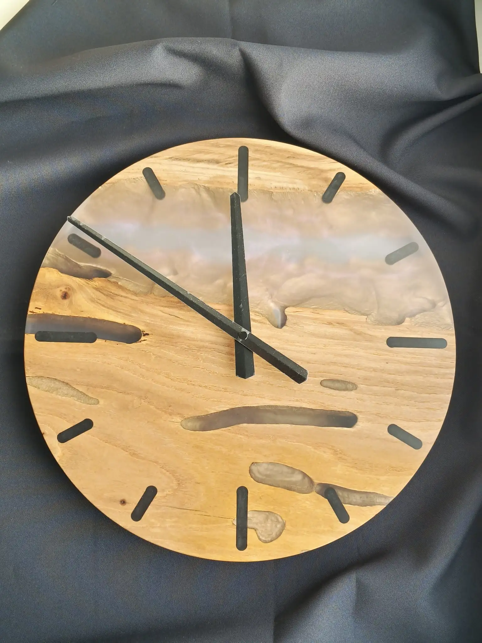 Стол и часы из дерева и эпоксидной смолы на заказ - Мебель (Барахолка) в Екатеринбург