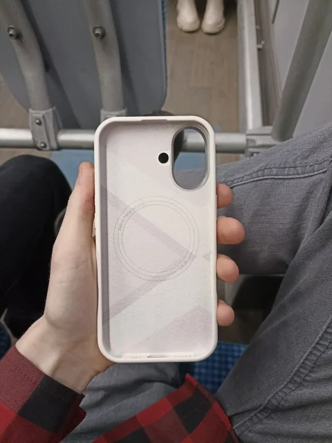 Чехол для iPhone 16-17 в отличном состоянии - Телевизоры в Екатеринбург