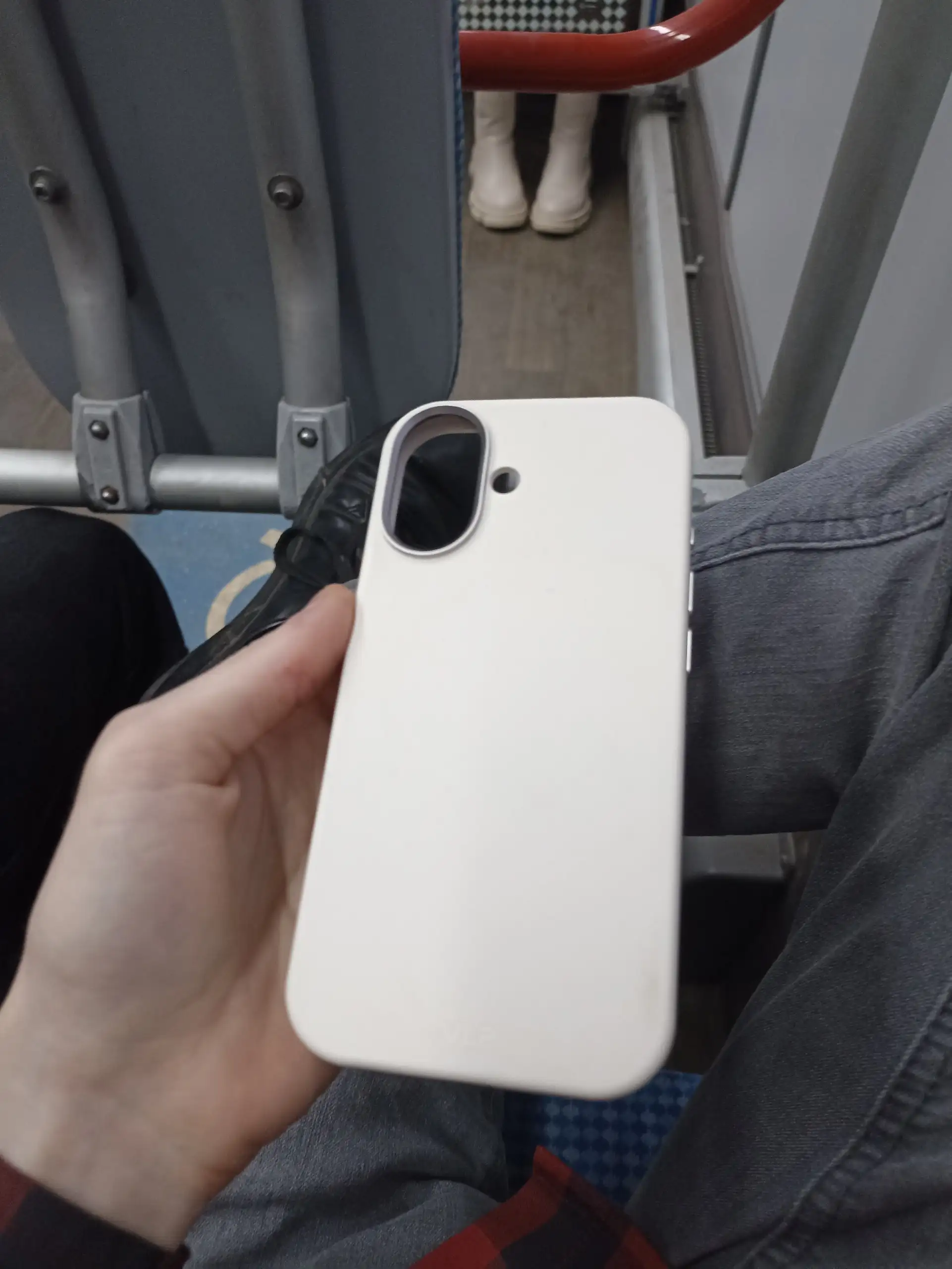 Чехол для iPhone 16-17 в отличном состоянии - Аксессуары для телефонов (Электроника) в Екатеринбург