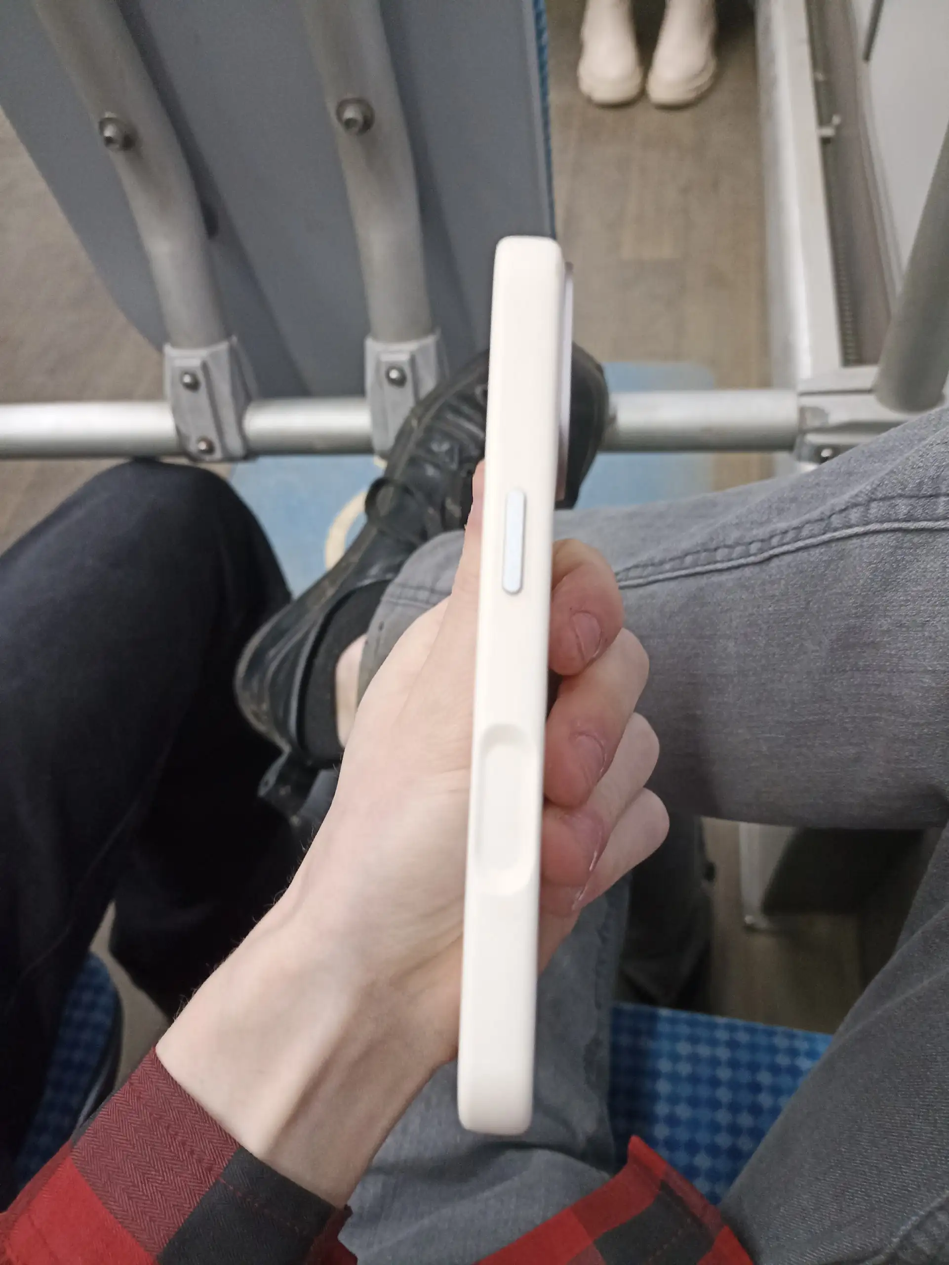 Чехол для iPhone 16-17 в отличном состоянии - Аксессуары для телефонов (Электроника) в Екатеринбург