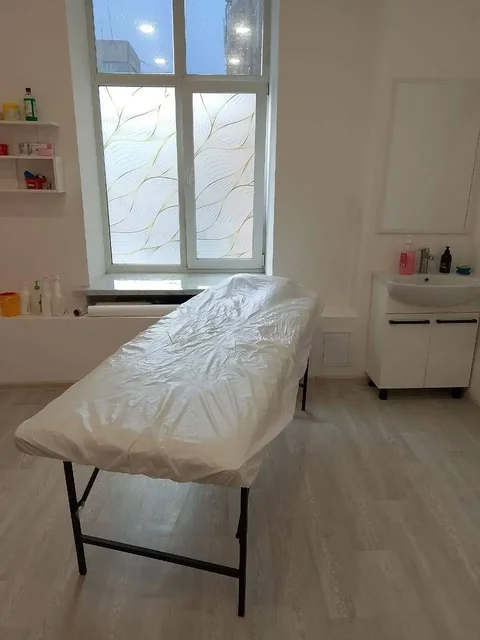 Профессиональная массажная кушетка и косметологическая лампа - null в Екатеринбург