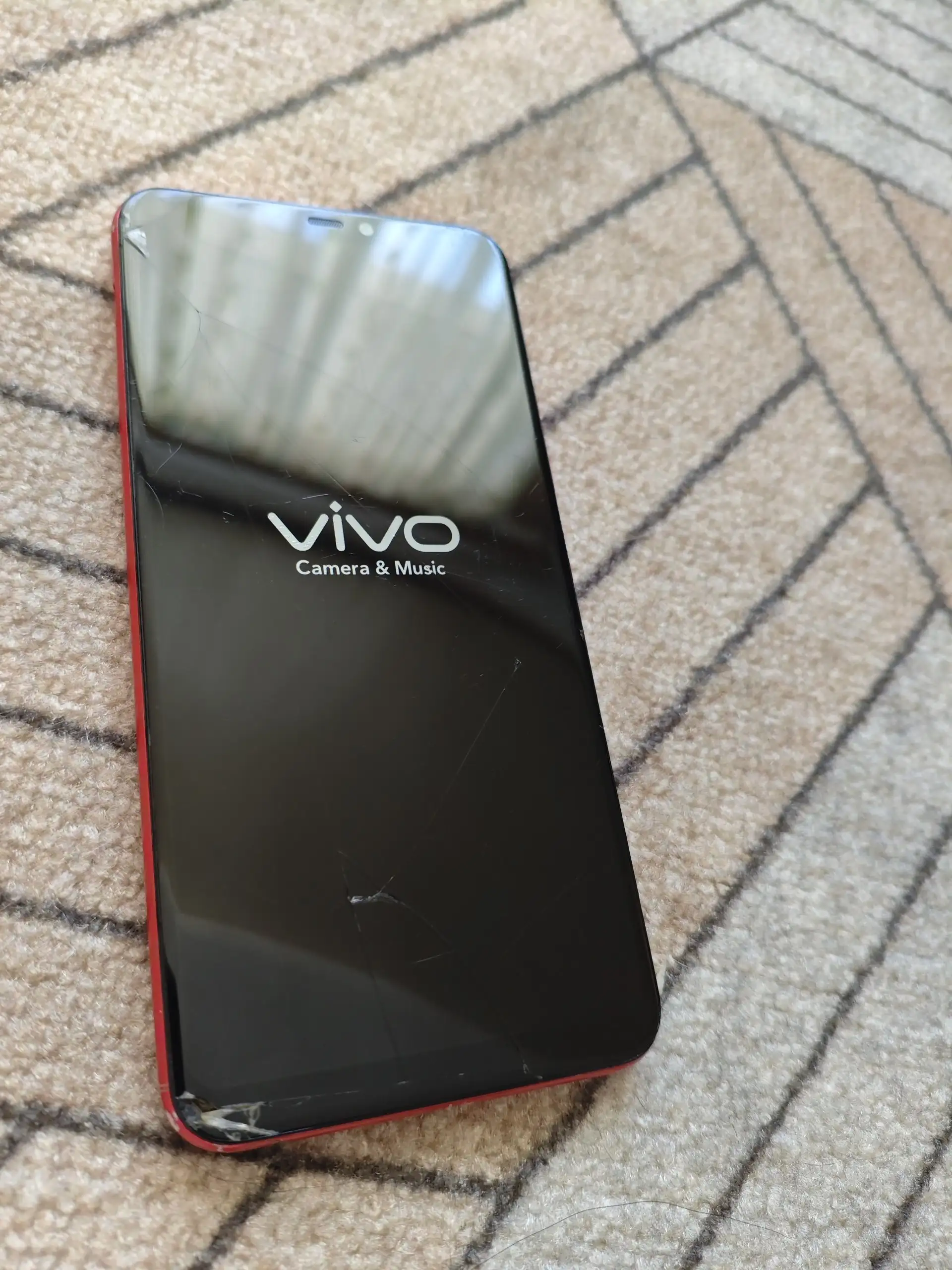 Vivo Y81 3/32 ГБ с разбитым экраном - Смартфоны (Электроника) в Екатеринбург