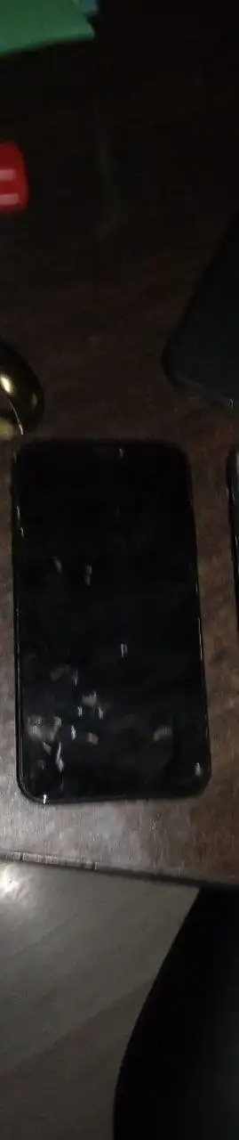 Б/у смартфон с поврежденным экраном - Электроника в Екатеринбург