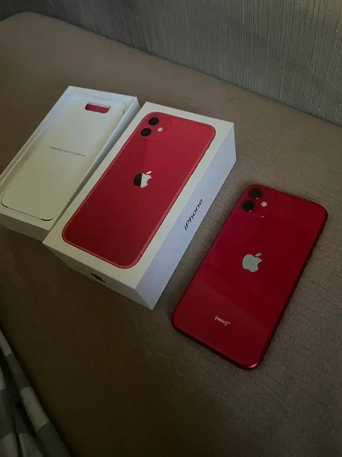 iPhone 11 128GB с небольшим дефектом дисплея - Игры и приставки в Екатеринбург