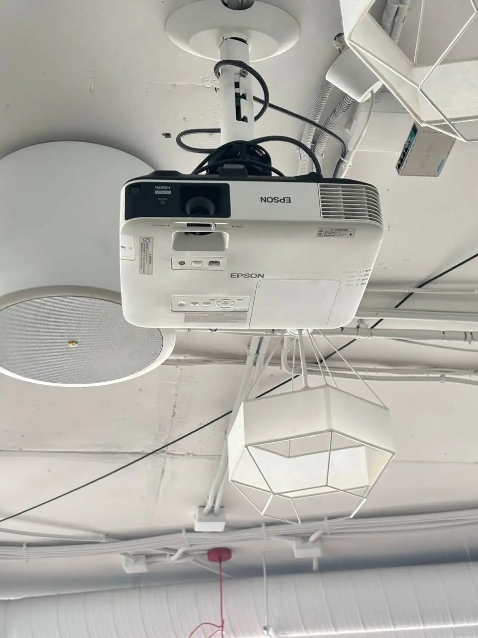 Продам проектор Epson EB-2155W - Проекторы (Электроника) в Екатеринбург