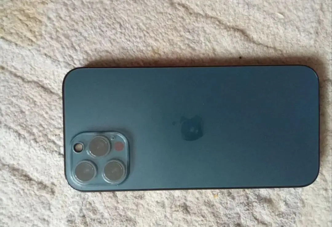 iPhone 12 Pro Max 128 Гб с дефектом - Мобильные телефоны и аксессуары (Электроника) в Екатеринбург