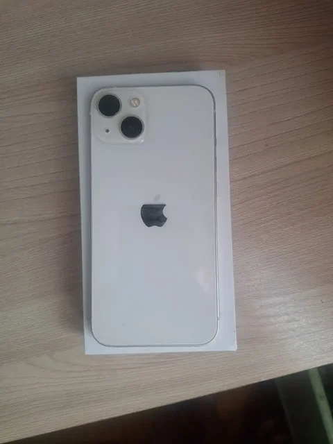 IPhone 13 белый с царапиной - Кухонная техника в Екатеринбург