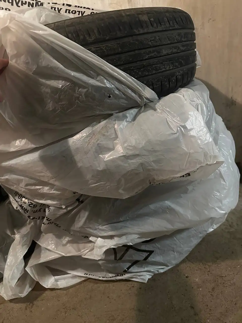 Continental 235/50R18 2016 боковой порез - Автомобильные шины (Авто) в Екатеринбург