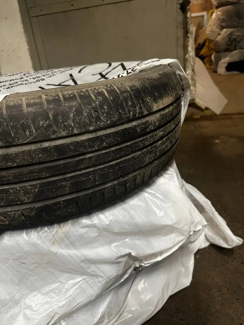 Continental 235/50R18 2016 боковой порез - Автомобильные шины (Авто) в Екатеринбург