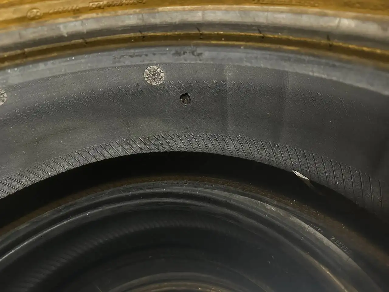 Continental 235/50R18 2016 боковой порез - Автомобильные шины (Авто) в Екатеринбург