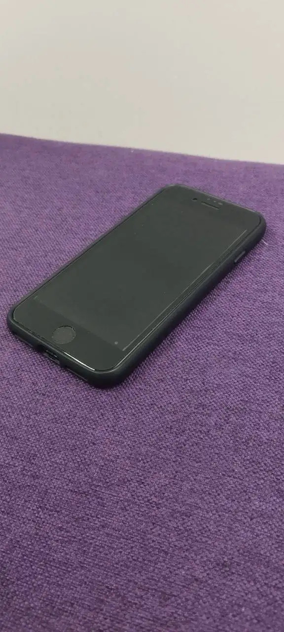 iPhone SE 2020 128 ГБ, скол на экране, АКБ 77% - Смартфоны (Электроника) в Екатеринбург