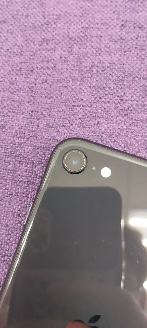 iPhone SE 2020 128 ГБ, скол на экране, АКБ 77% - Смартфоны (Электроника) в Екатеринбург