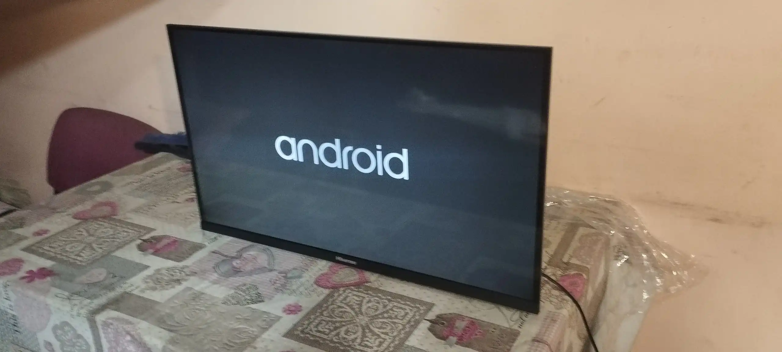 Продам телевизор Hisense со Smart TV