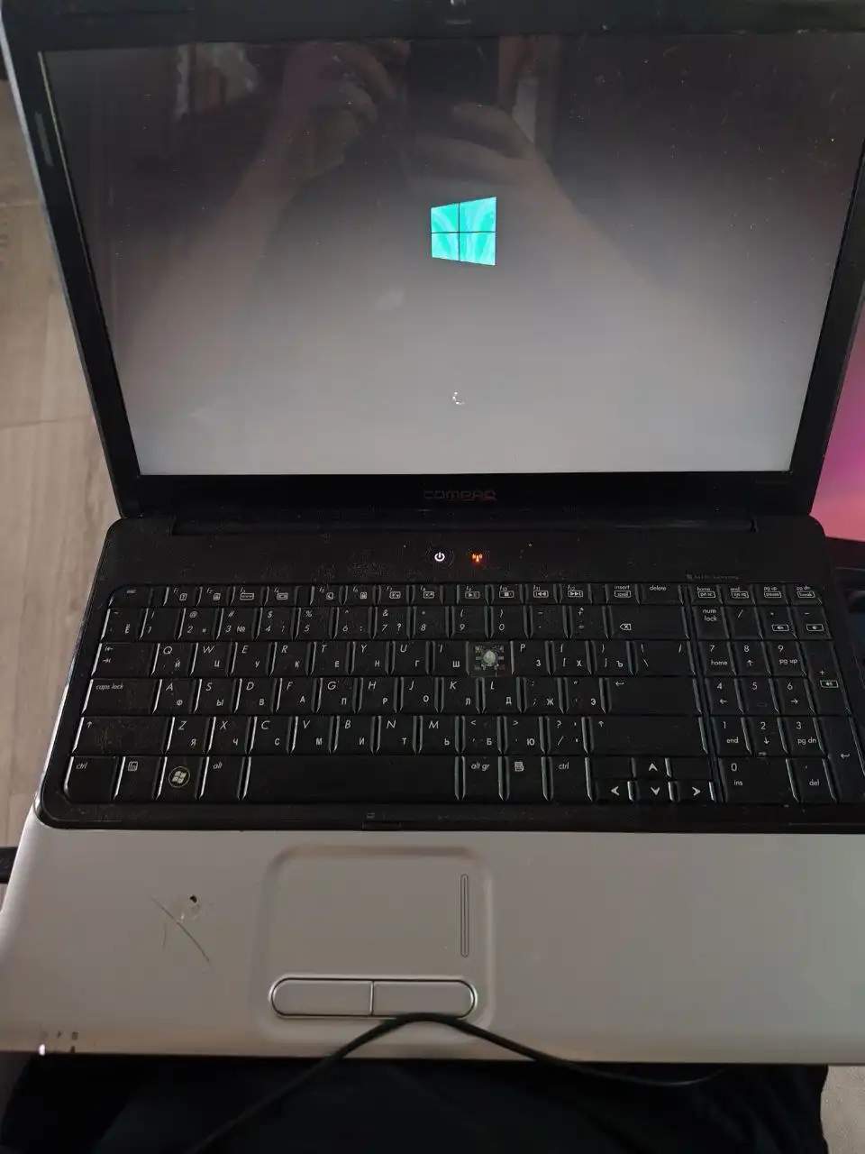 Ноутбук с неработающей клавиатурой и проблемой с зарядом