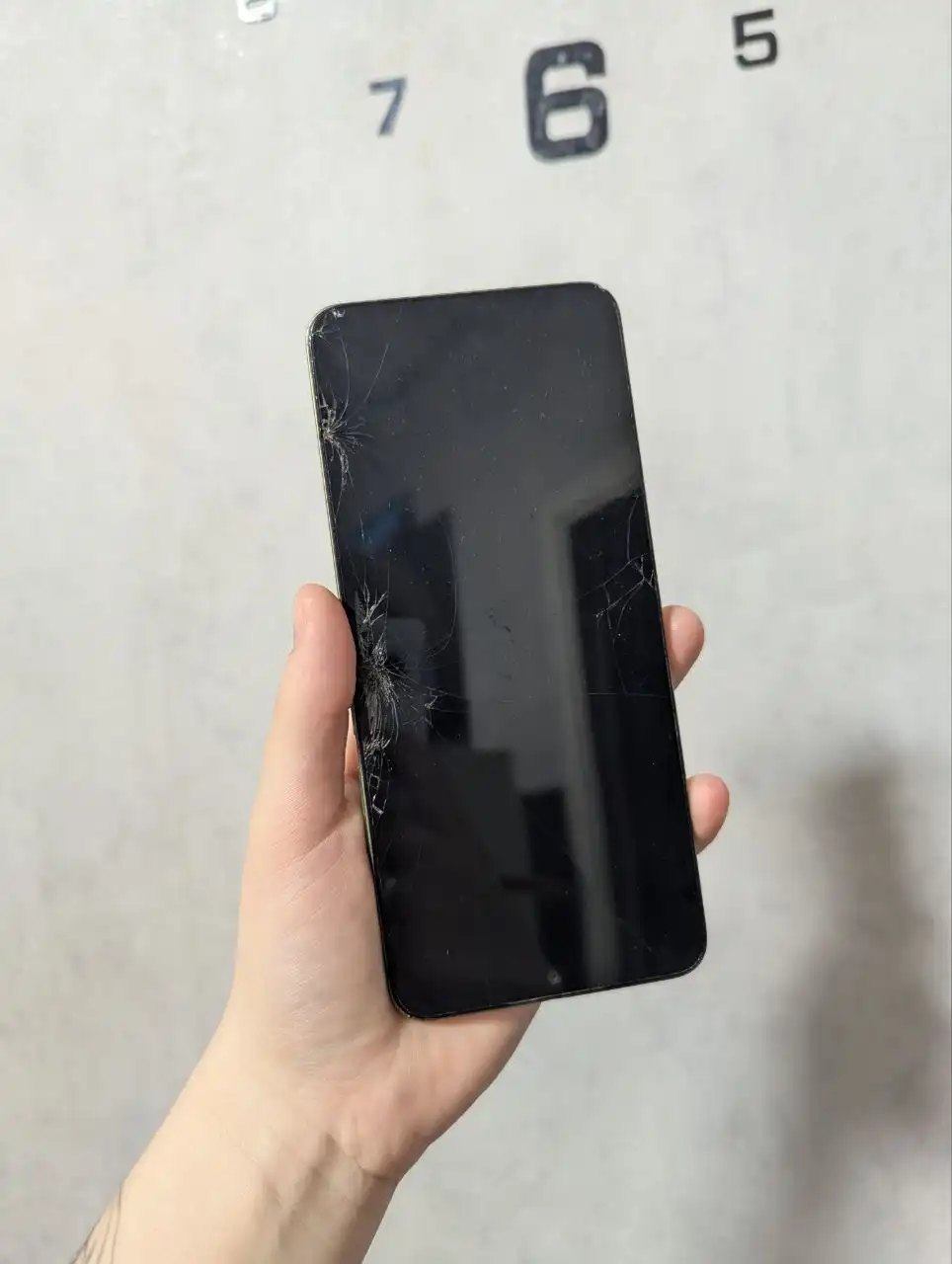 Смартфон с трещинами на экране, быстрая зарядка, NFC