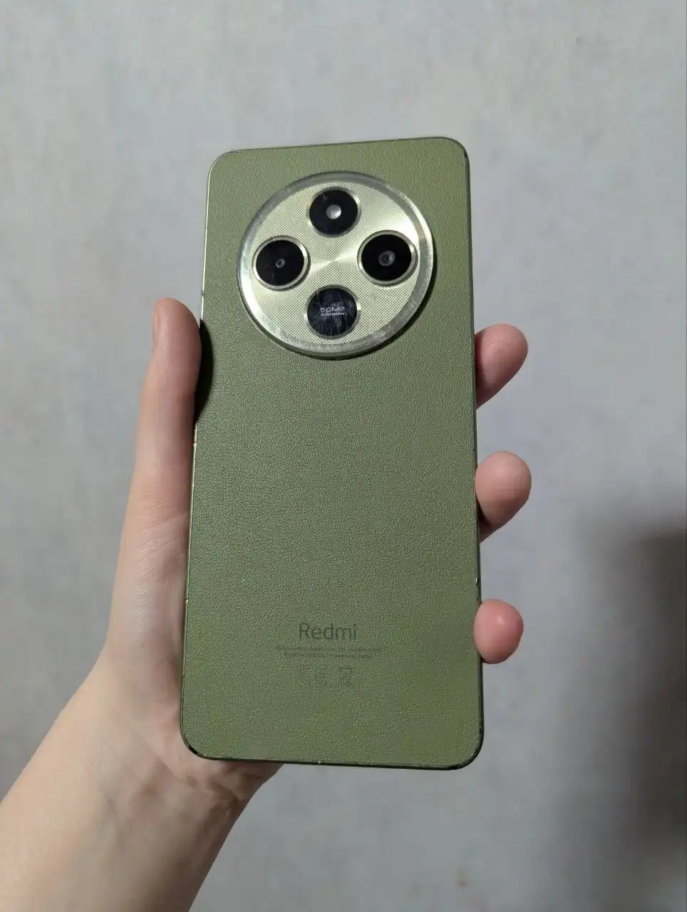 Смартфон с трещинами на экране, быстрая зарядка, NFC